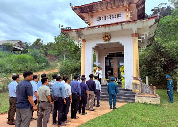 Lãnh đạo, cán bộ và nhân dân xã An Toàn viếng Nhà bia tưởng niệm